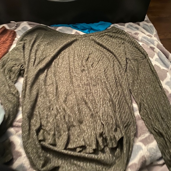 Tops and hoodies barley worn - Picture 6 of 16